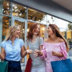 trzy uśmiechające się kobiety po zakupach
